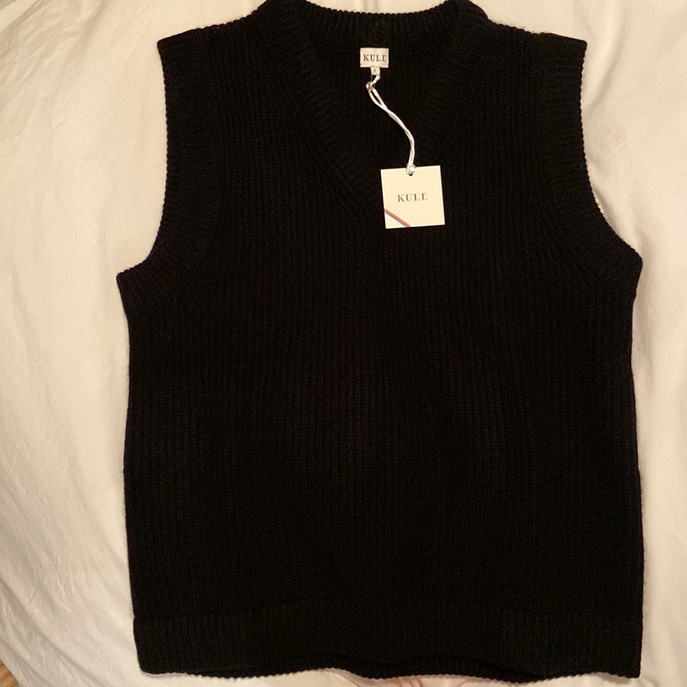 KULE sweater vest
Black small
70% Merino Wool 30%
Cashmere